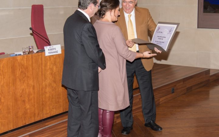 2-Premi Alfons de Borja 2018 - Nuria Carretero - Premiada rep els diploma d'alumni d'honor