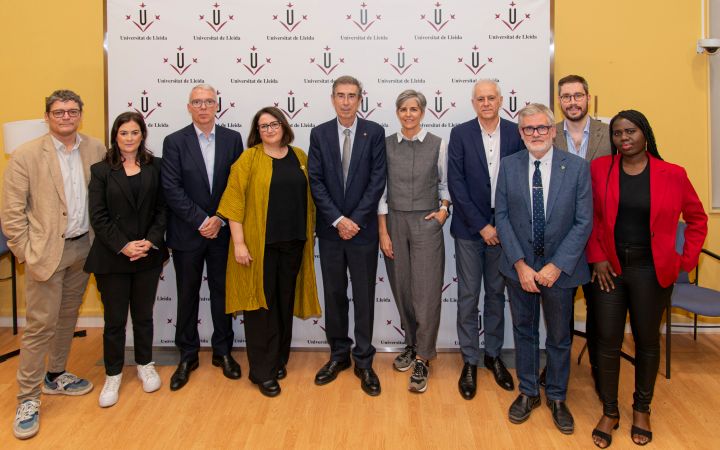 2-La premiada amb el rector, membres d'Alumni UdL i els patrocinadors