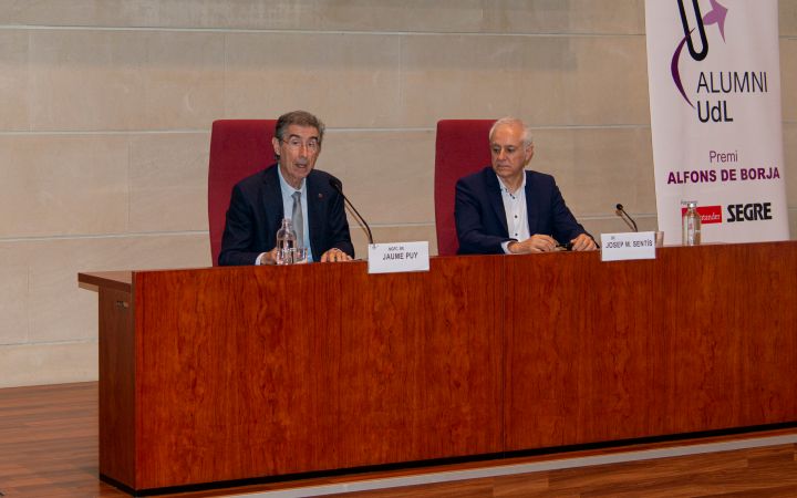 9-El rector clou l'acte