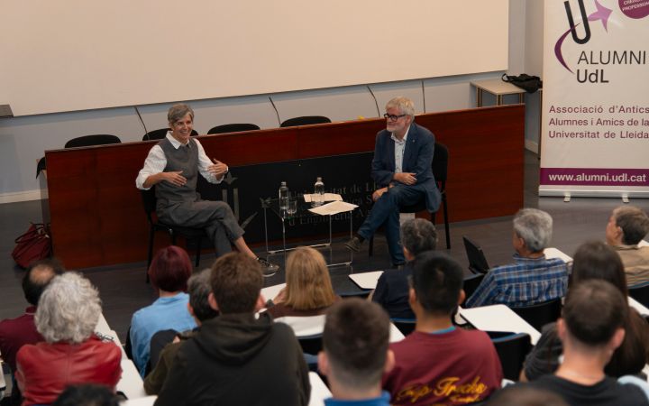 4-La guardona conversant amb l'estudiantat