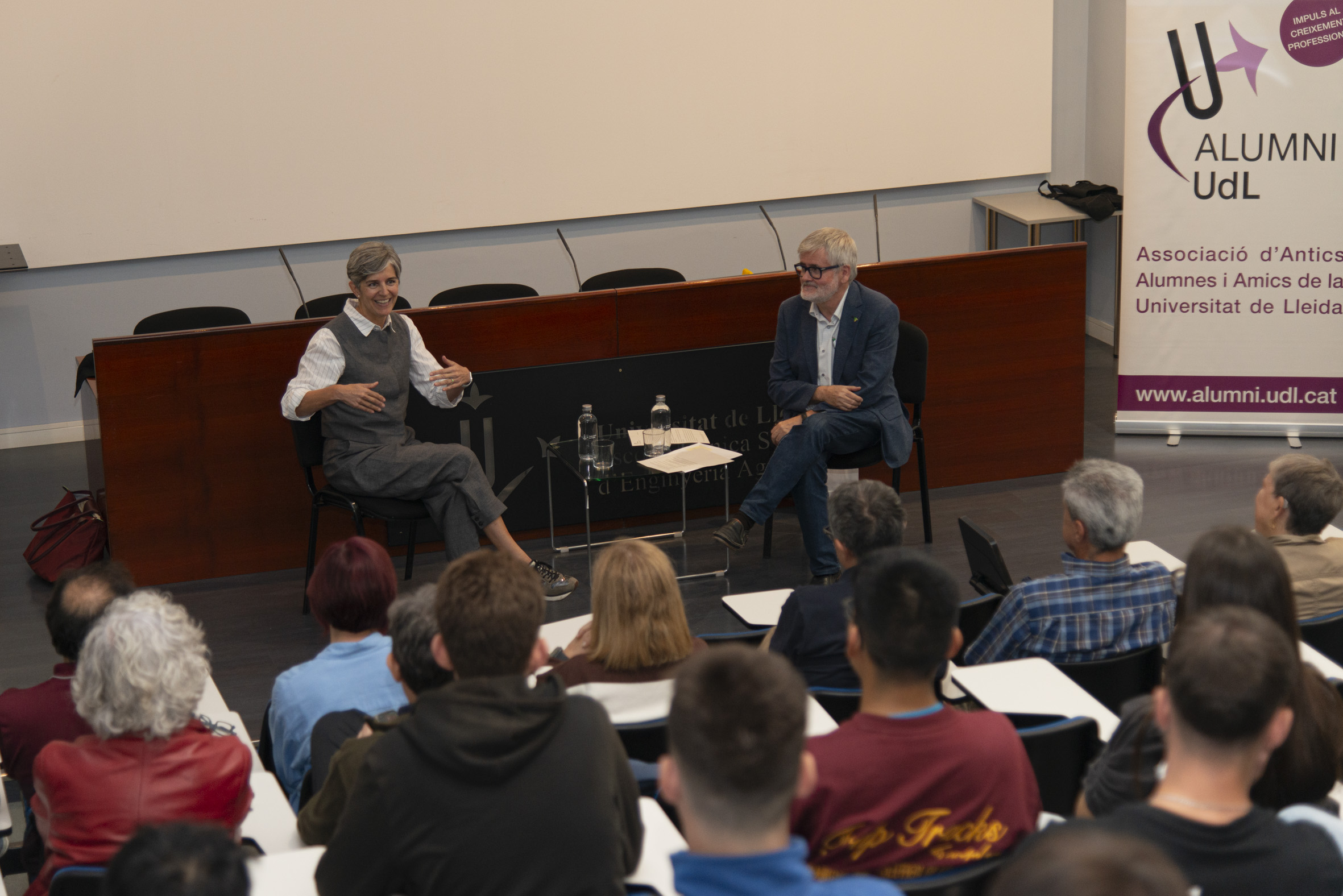 4-La guardona conversant amb l'estudiantat