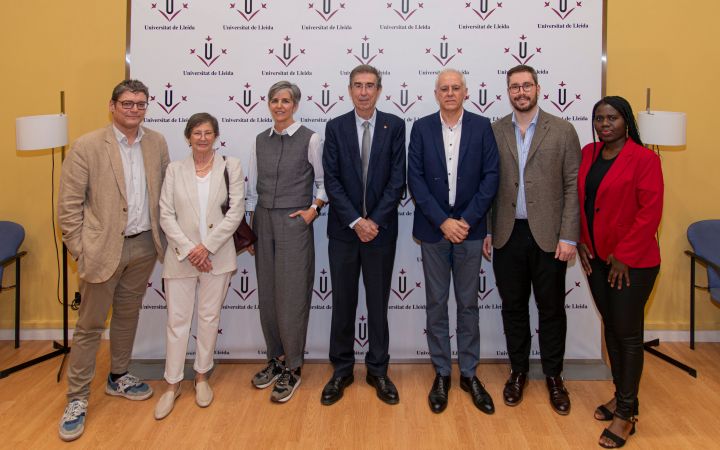 4-La vídua amb els patrocinadors, la  Junta d'Alumni UdL i la guardonada