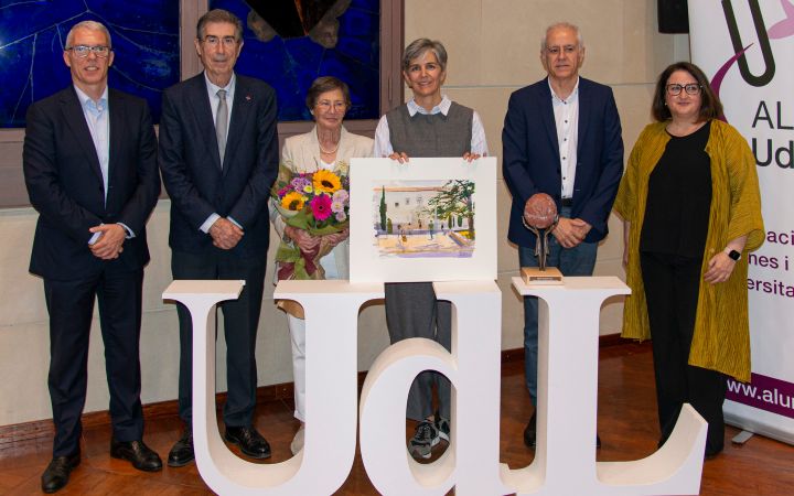 9-Foto de grup de la vídua, la guardonada i els patrocinadors